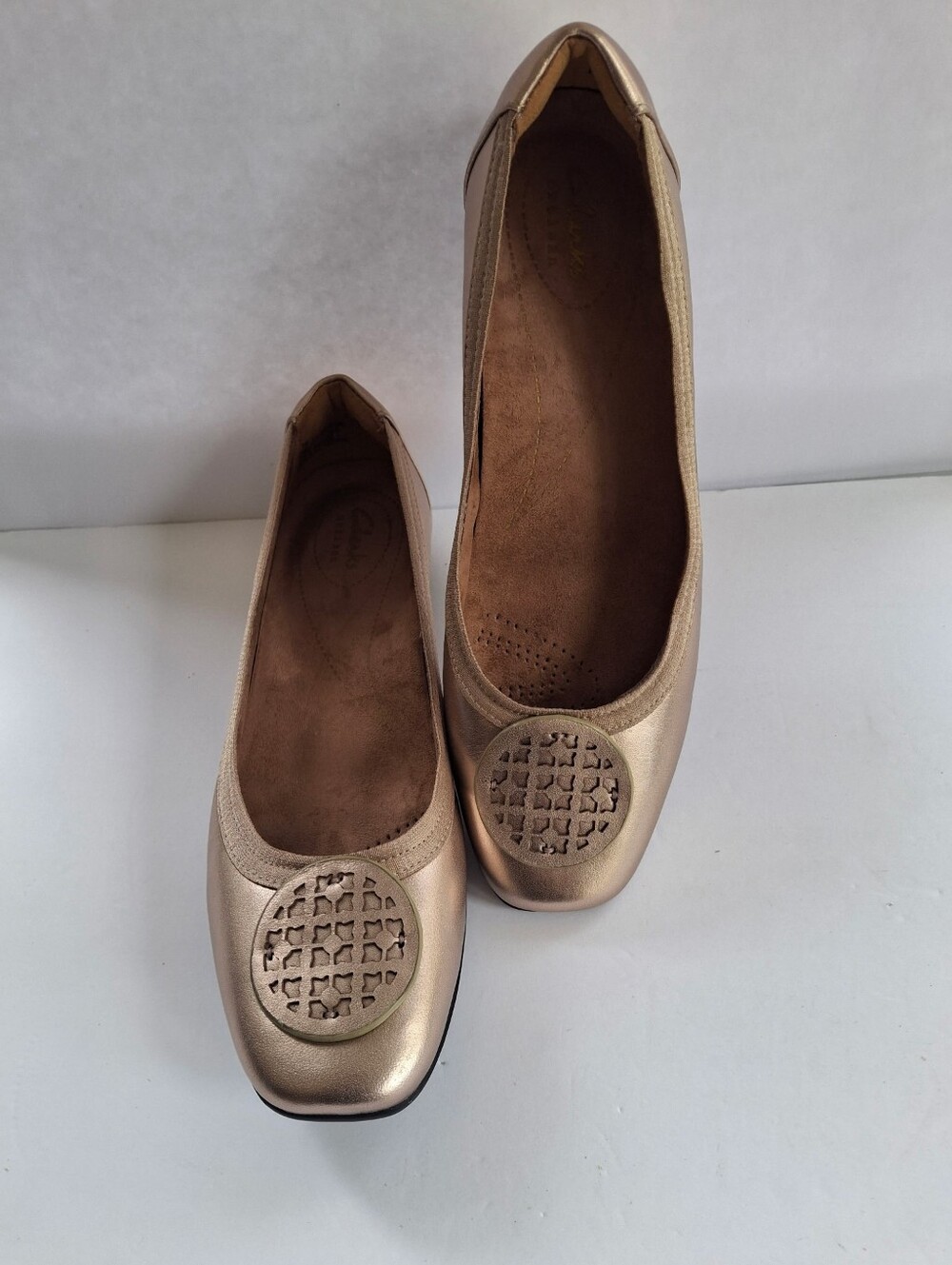 Clarks Artisan Women's Metallic Gold Ballet Flats with Medallion 8M EUC